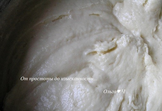 1. Этап. Пирог с кумкватом: Замесите негустое тесто.