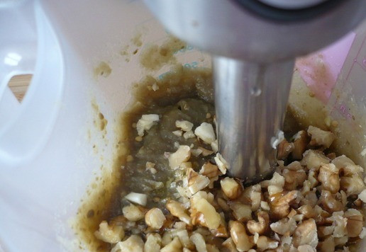 1. Этап. Паштет из баклажанов с творожным сыром: Измельчите с помощью погружного блендера очищенные баклажаны, нарубленные грецкие орехи, чеснок и оливковое масло.