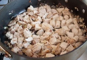 1. Stage. Chicken Tomato Soup: Finely chop the onion and garlic, and the meat into cubes. Fry in vegetable oil until golden meat.