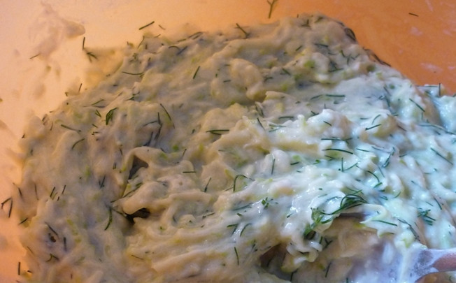 1. Этап. Сырные оладьи: Кабачок промываем и очищаем от кожуры. Мякоть трем на терке, также натираем сыр. Добавьте в полученную массу яйцо, муку, кефир ( с гашеной содой), соль. Кроме того кладем измельченную зелень. Перемешиваем.