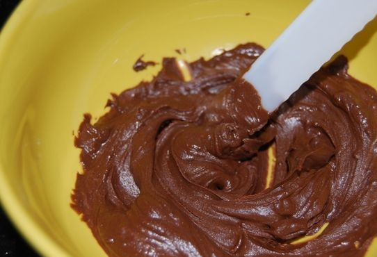 1. Этап. Песочное печенье Звездочки (пошаговый рецепт): Шоколадные дропсы помещаем в микроволновку на 40 секунд.