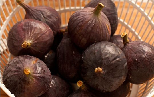 1. Этап. Варенье из лайма: Моем инжир в холодной воде и обтираем сухим полотенцем.