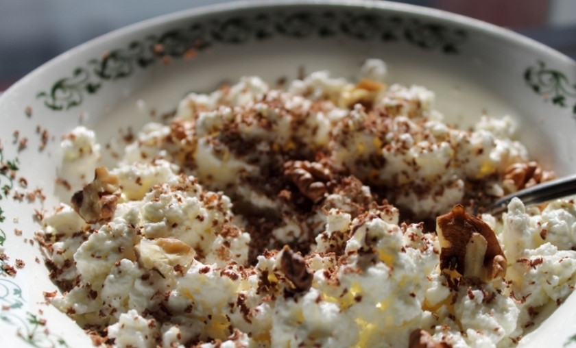 1. Этап. Творожно-сметанный кекс: 1. Сразу запасаемся двумя мисками. В одну добавим половину творога, примерно треть шоколадки, мелко поломанной, и перемешаем тщательно. Дальше добавим половину сметаны, сахара, манки и остальных ингредиентов, кроме вишни. Перемешаем тщательно и пусть постоит, чтобы манка разбухла.