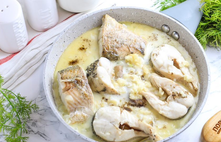 1. Этап. Сливочная щука: Посолите и поперчите блюдо, спрессуйте в соус очищенные зубчики чеснока и потушите все примерно 3-5 минут.