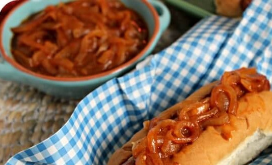 1. Этап. Лук для хот-догов: Лучок можете слегка остудить или класть его в хот-доги горячим.