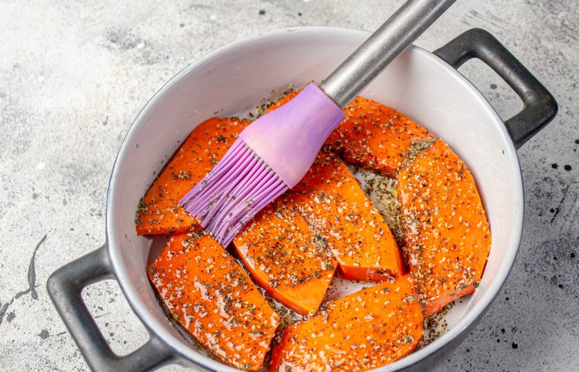 1. Этап. Тыква запеченная с травами и сыром: Тыкву поверх смажьте кисточкой остатками соуса. Поставьте в заранее разогретую духовку до 180-190 градусов на 10-15 минут. Время приготовления тыквы зависит от толщины кусочков и сорта.