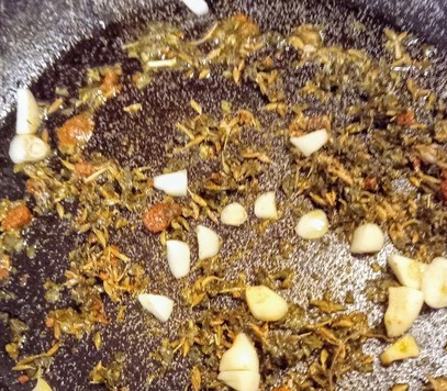 1. Этап. Острые гамбургеры из баранины с лимонным йогуртом: На сковороде разогреть 2 ложки оливкового масла и жарить в течение 2-3 минут кориандр, зиру, красный жгучий перец, 2 зубчика чеснока.