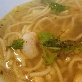 Острый суп из лапши и креветок