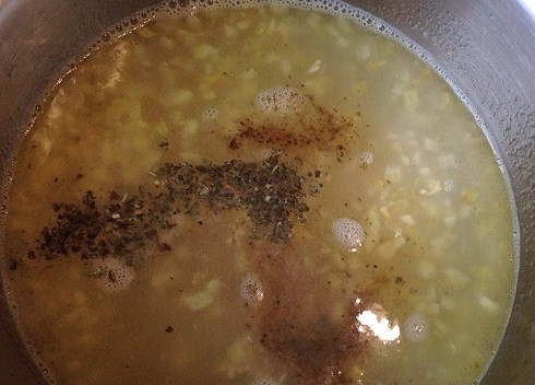 1. Этап. Суп из сыра: Добавляем в кастрюльку 0,5 литра кипятка, молотый перец, базилик. Вместо базилика можно добавить свои любимые приправы.