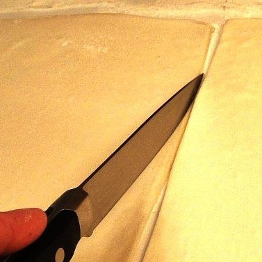 1. Этап. Печенье слоеное: Разрезаем тесто пополам на два больших прямоугольника.