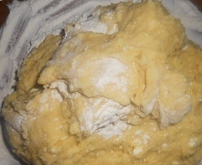 1. Этап. Творожное тесто для вареников на пару: 4. В определенный момент тесто придется переместить на рабочую поверхность и вымешивать руками до однородности, периодически добавляя муку.