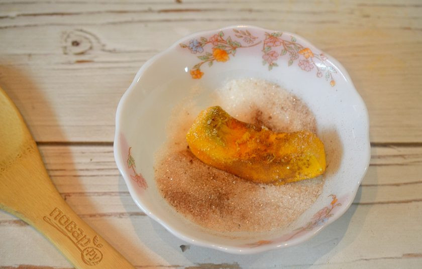 1. Этап. Запеченная тыква с орехами: 3. Обваляйте каждый ломтик тыквы в сахарной смеси.