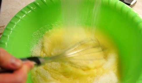 1. Этап. Вафли для советской вафельницы: 4. Всыпьте сахар, щепотку соли и ванилин для аромата.