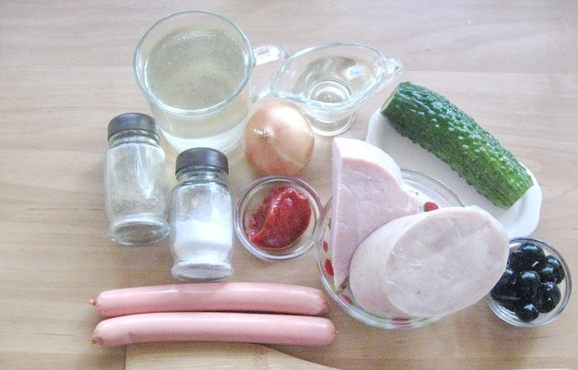 1. Этап. Солянка Советская: Подготовьте ингредиенты для приготовления солянки.