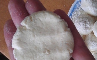 1. Этап. Сырники творожные с манкой: Каждый получившийся шарик расплющите в руках так, чтобы получилась лепешка высотой в один-два сантиметра. Хорошенько обваляйте получившиеся сырники в муке.