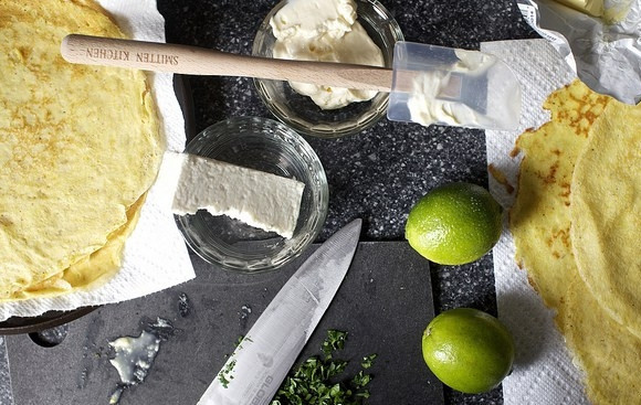 1. Этап. Блинный тортик: 6. А после все очень просто - смажьте сливочным маслом, присыпьте сыром, дополните зеленью по желанию.