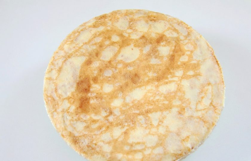 1. Этап. Блинный торт: 6. Из готового теста испеките блины. Дайте им остыть, после чего обрежьте неровные края по кругу, приложив сверху любую тарелку нужного диаметра.