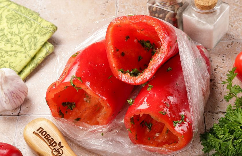 1. Этап. Болгарский перец на мангале: Натрите перцы маринадом со всех сторон. Переложите в пакет, полейте остатками и потрясите. Оставьте на 20-30 минут.