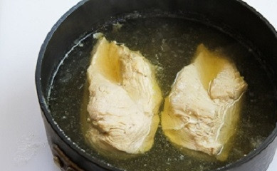 1. Этап. Салат с бобами и курицей: 1. Вымойте грудки, выложите их в кастрюлю с водой и поставьте на огонь. Отварите до готовности.