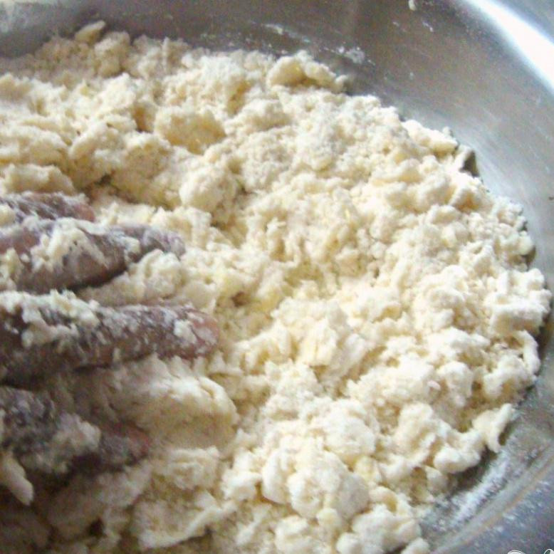 1. Этап. Пончики Бадуша: Затем по немножко добавляйте воду и перемешивайте до состояния теста и продолжайте замешивать.