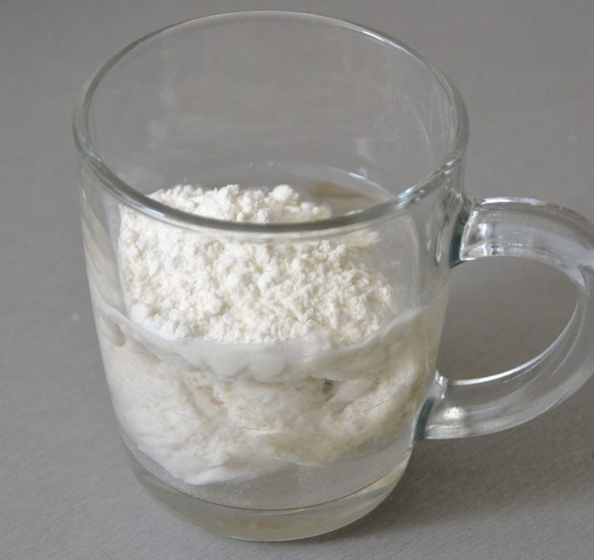 1. Этап. Диетический хлеб без дрожжей: Добавьте пшеничную закваску, всыпьте 1 столовую ложку пшеничной муки от общего количества.