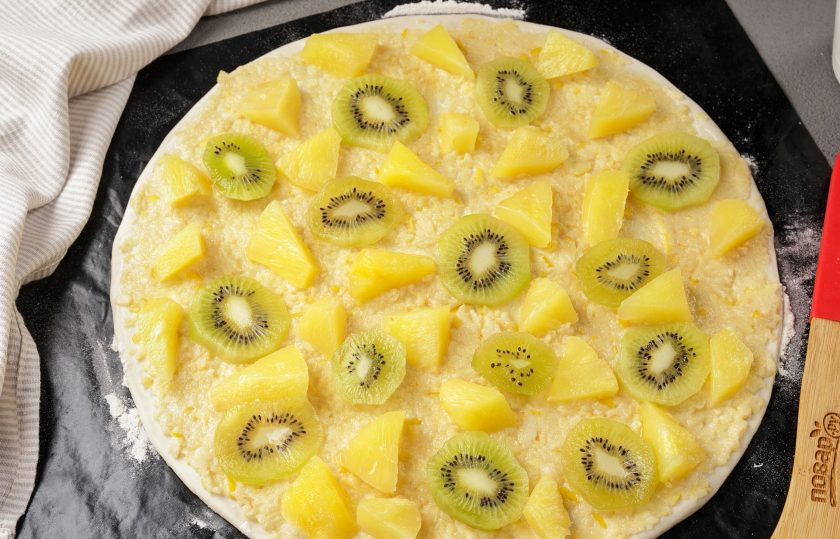 1. Этап. Сладкая пицца с ананасами: К ананасам я добавила киви, но вы можете добавить очищенные дольки апельсина или ягоды брусники.