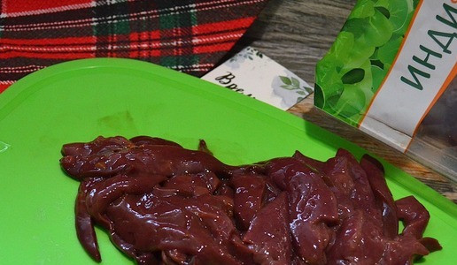 1. Этап. Теплый салат с печенью индейки: Печень нарезать тонкими ломтиками, промокнуть.