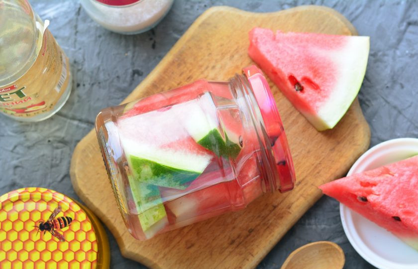 1. Этап. Арбузы маринованные с медом: Храните заготовку в темной кладовой или погребе. Выход — одна банка объемом 0,5 литра.