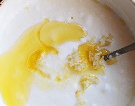 1. Этап. Запеченные баклажаны с йогуртово-чесночным соусом: 3. Соус делается очень легко: смешайте с классическим чистым йогуртом специи и раздавите чеснок. Пусть соус постоит около 10 минут, чтобы немного пропитался. Тем временем отправьте баклажаны на 15 минут в разогретую до 200 градусов духовку. Когда они станут золотистыми, можно доставать их. Дайте им немного остыть.