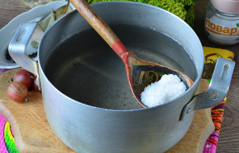 1. Этап. Помидоры с крыжовником на зиму: Слейте воду в кастрюлю, всыпьте сахар, соль, вскипятите маринад. Влейте уксус и снимите с огня.