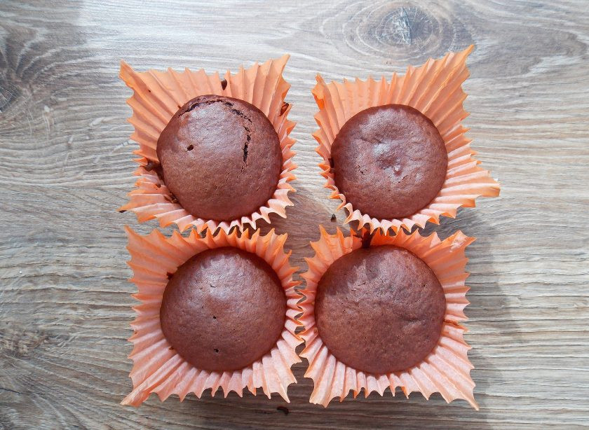 1. Этап. Капкейки Баунти: Выпекайте капкейки в горячей духовке при температуре 180 градусов в течение 25 минут, до готовности. Извлеките из духовки и остудите.