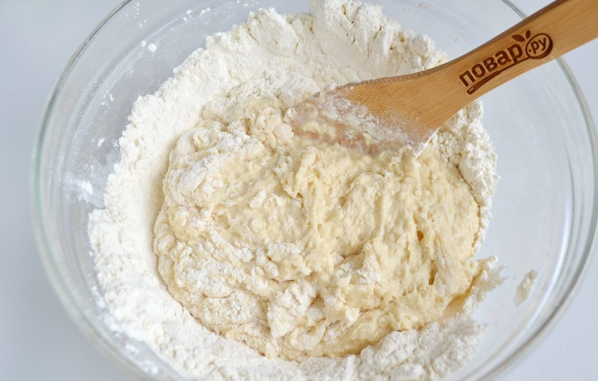 1. Этап. Дрожжевые лепешки с луком: 4. Начинайте замешивать тесто с центра, постепенно добавляя муку. Лучше использовать деревянные предметы, например, ложку или лопатку.