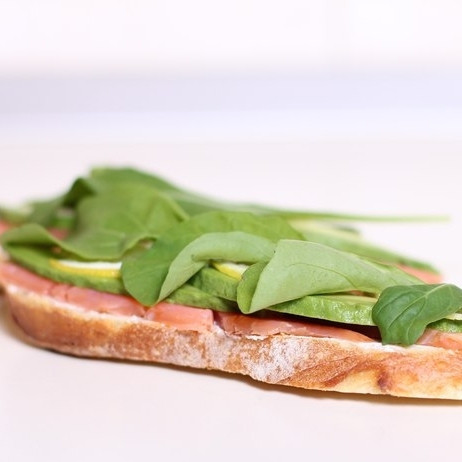 1. Этап. Сэндвич со слабосоленой семгой и авокадо: Наконец, кладем на каждый ломтик хлеба немножко свежей рукколы.