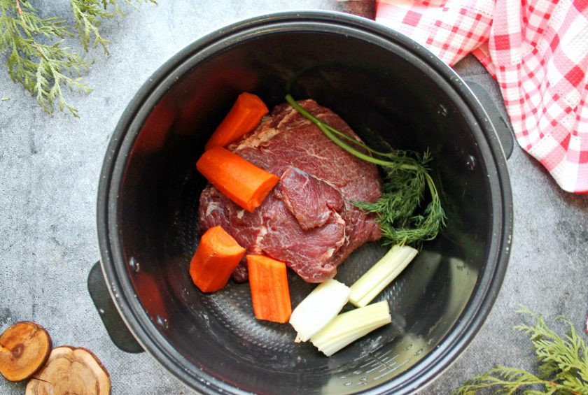 1. Этап. Говяжьи щечки в мультиварке: Говяжьи щечки промойте и выложите в чашу мультиварки. Овощи порежьте и выложите в мультиварку, влейте воду, посолите и поперчите.