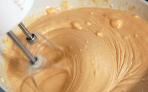 1. Этап. Пирог с арахисовым маслом: Взбиваем до получения однородной массы