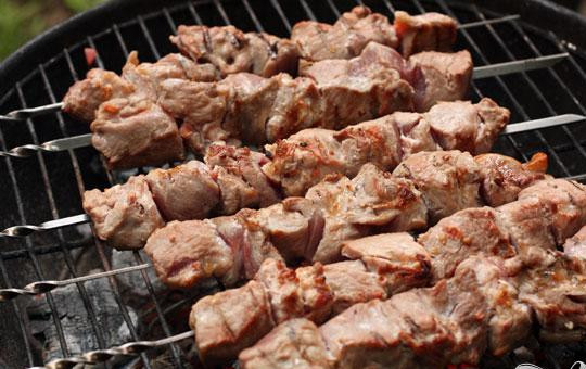 1. Этап. Шашлык из свинины с помидорами: 5. На приготовленных углях, (состояние углей должно быть таким, чтобы они были покрыты пеплом, а внутри был жар). При обжаривании шашлыка шампура с нанизанным мясом надо часто поворачивать, тогда они будут равномерно прожариваться со всех сторон. Как только кусочки мяса зарумянятся, их можно снимать.