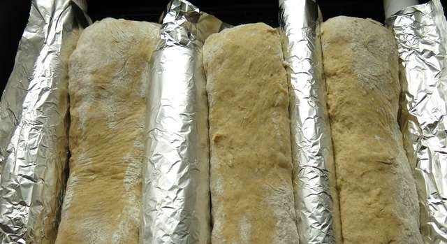 1. Этап. Выпечка из молочной сыворотки: 7. То же самое проделываем с остальными кусками. Между буханочками кладем рулоны фольги, чтобы они не срослись.