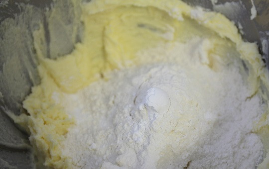 1. Этап. Печенье на желтках: 3. Продолжайте взбивать, а затем постепенно подсыпайте просеянную с разрыхлителем муку.