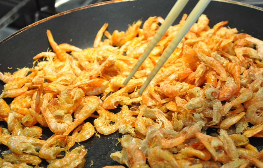 1. Этап. Cушеные креветки: Налейте масло растительное в сковороду, разогрейте его. Затем добавьте креветки, помешивая, готовьте минуты 3.