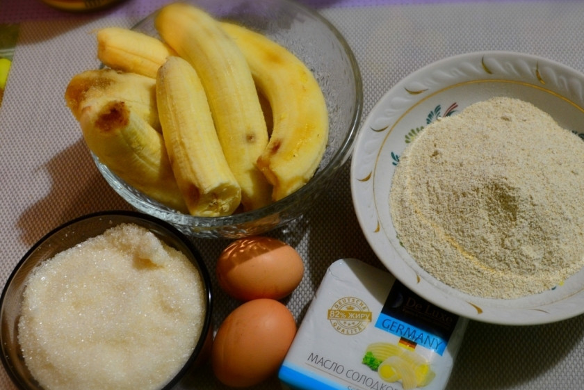 1. Этап. Банановые кексы в силиконовых формочках: 1. Этот десерт готовится очень легко. Для этого нужно взять простые продукты и запастись силиконовыми формочками.