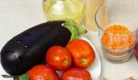 1. Этап. Вегетарианский суп-пюре из чечевицы: Чтобы приготовить такой суп возьмите: баклажаны, помидоры, чеснок, красную чечевицу, перец, соль, растительное масло. Ингредиенты в таблице приведены для кастрюли объёмом 1,5 литра.