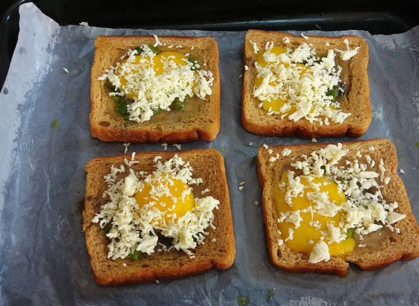 1. Этап. Тосты с яйцом в духовке: 5. Посыпьте тосты тертым сыром.