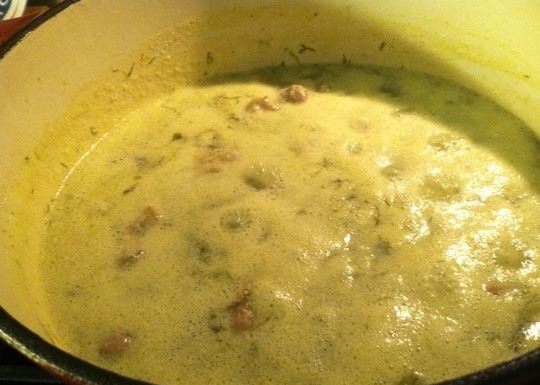 1. Этап. Свинина, тушенная с зеленью: Перед подачей пару ложек жидкости от мяса налейте в белки и хорошо перемешайте, затем вылейте белки к мясу, перемешайте и потушите минутку.