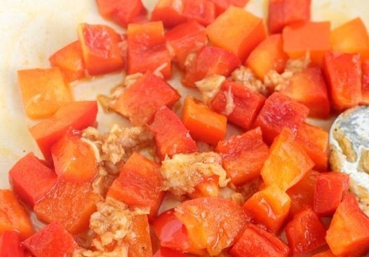 1. Этап. Суп-пюре из нута: 1. Нут замачиваем на ночь, после чего отвариваем его 1-1,5 часа, сливаем воду и отставляем нут. Моем и нарезаем болгарский перец, чеснок чистим и разминаем с молотым перцем. На раскаленной сковороде с подсолнечным маслом обжариваем перец с чесноком в течение 5 минут.