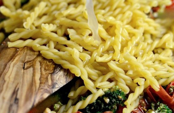 1. Этап. Паста с Песто и курицей: 6. А теперь влейте бульон и всыпьте макароны.