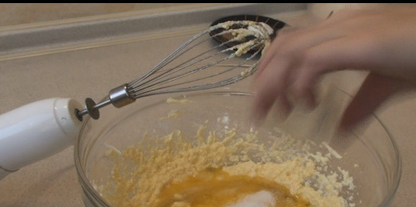 1. Stage. New Year honey gingerbread: Beat the room temperature butter with a mixer, add 1 egg and 1 yolk, leaving the white for the frosting, if you do not decorate with frosting, you can not add yolk. Add melted honey, sugar, vanilla sugar, and whisk again.