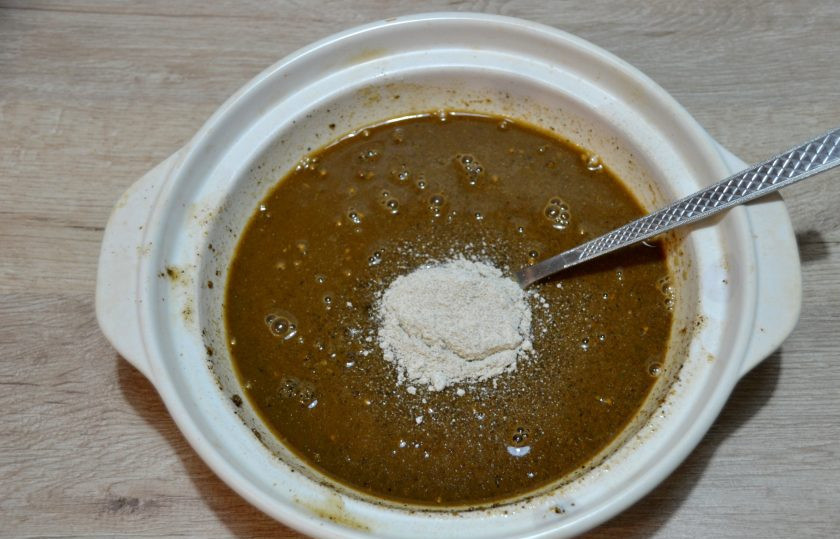 1. Этап. Хлеб Земгальский: Влейте 190 мл. кипятка и всыпьте еще 8 грамм ржаной муки, смешайте до однородности.