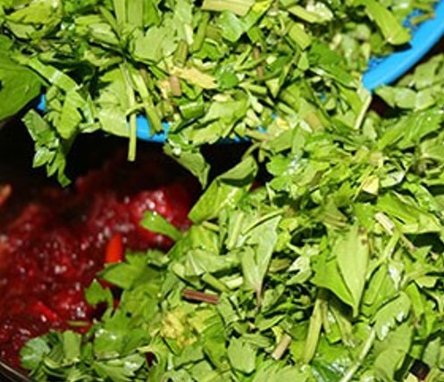 1. Этап. Заправка для борща: В конце приготовления добавьте мелко нарубленную зелень.