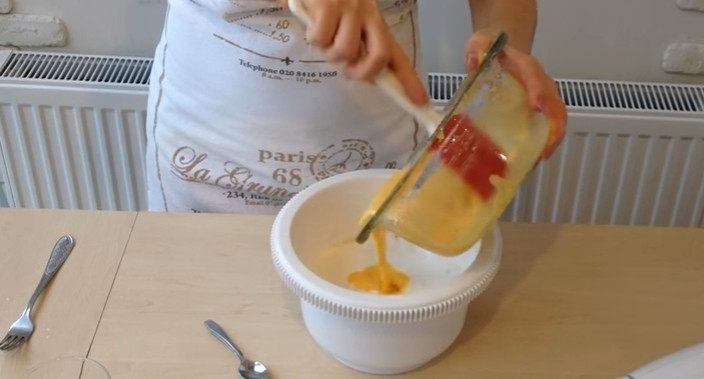 1. Этап. Пышный бисквит на меду: 4. К белковой массе введите взбитые желтки с сахаром и медом, затем перемешайте.