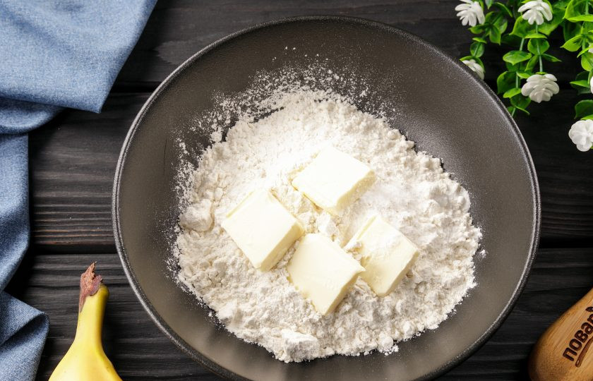 1. Этап. Банановые ароматные крекеры: В глубокой миске соедините муку, соль и соду. Добавьте мягкое сливочное масло.